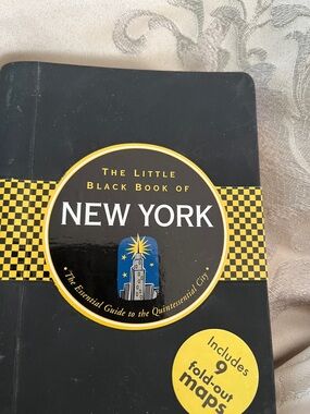 The Little Black Book of New York - Black & Yellow Travel Guide